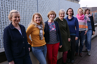 Gruppenbild der Berater*innen auf dem Balkon nebeneiander