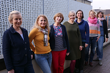 Gruppenbild der Berater:innen. Alle stehen nach hinten versetzt in einer Reihe