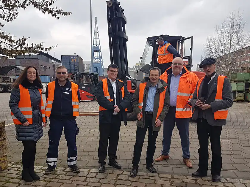 Gruppenfoto vor einem Gabelstapler