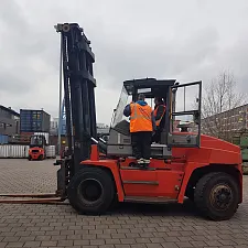 Zwei Personen auf einem Gabelstapler