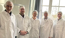 Besucher:Innen aus Brüssel mit Vertretern des SWAE