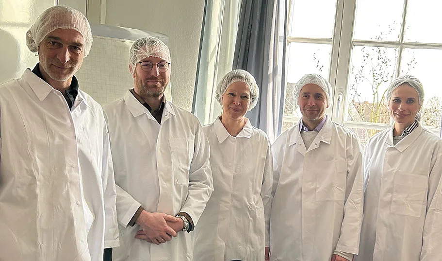 Besucher:Innen aus Brüssel mit Vertretern des SWAE