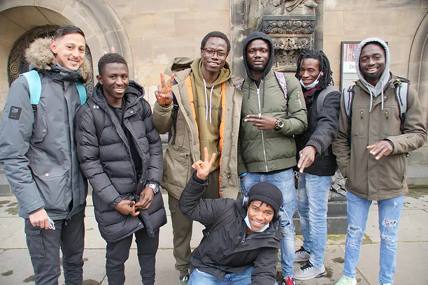 Teilnehmende besuchen im Dezember 2021 gemeinsam das Rathaus Bremen