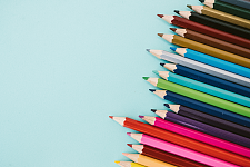 Reihe Buntstifte rechts im Bild von oben nach unten versetzt