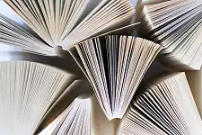 Aufgeklappte Bücher