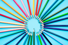 Kreis aus Buntstiften. Spitzen zeigen ins Zentrum des Kreises