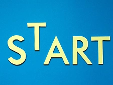 Wort Start in Gelb auf blauen Untergrund