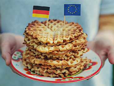 Teller mit Waffeln mit Deutschland und EU Flagge