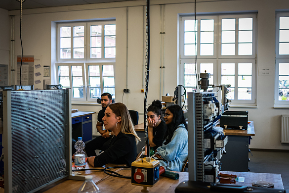 Auszubildende der Verbünde stellen dem Fachpublikum auch ihre Erfahrungen und Wünsche vor, die Sie in einem eigenen Workshop unter Anleitung erarbeitet haben. 