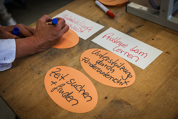 Auszubildende der Verbünde stellen dem Fachpublikum auch ihre Erfahrungen und Wünsche vor, die Sie in einem eigenen Workshop unter Anleitung erarbeitet haben. 