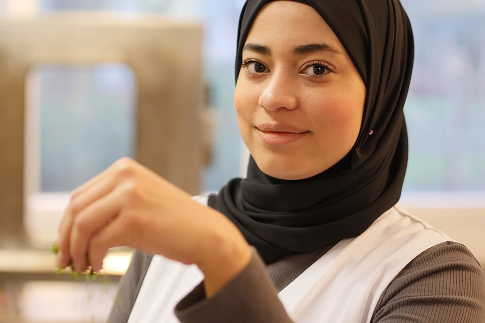 Frische Kr&auml;uter werden hinzugef&uuml;gt.