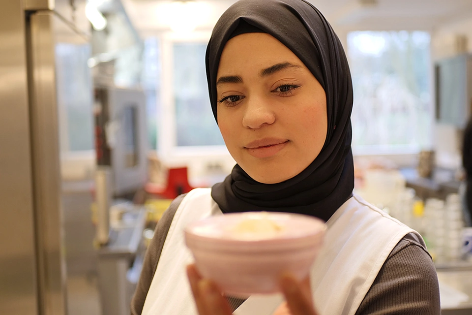 Eine Quarkspeise wird &uuml;bergeben