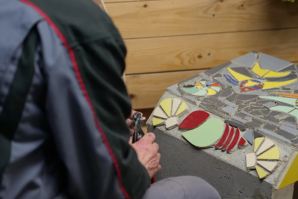 Arbeiten in der Mosaikwerkstatt.