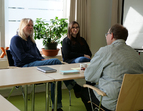 3 Teammitglieder am Tisch im Gespräch 
˜ Bildnachweis: eventfive GmbH, Indra Zilm