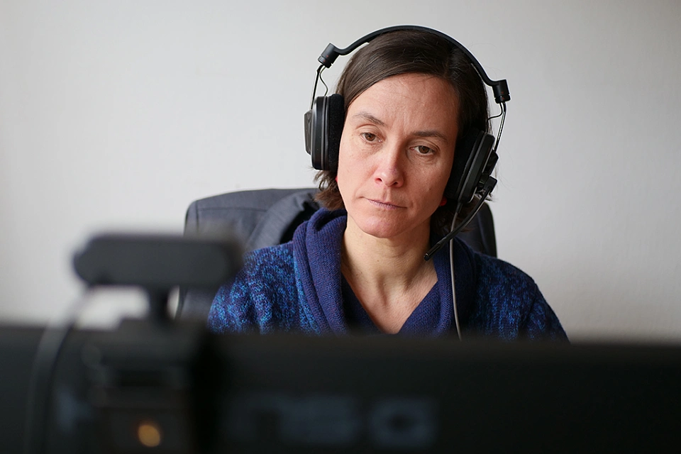 Onlineberatung. Baratende mit Headset und Mikro.