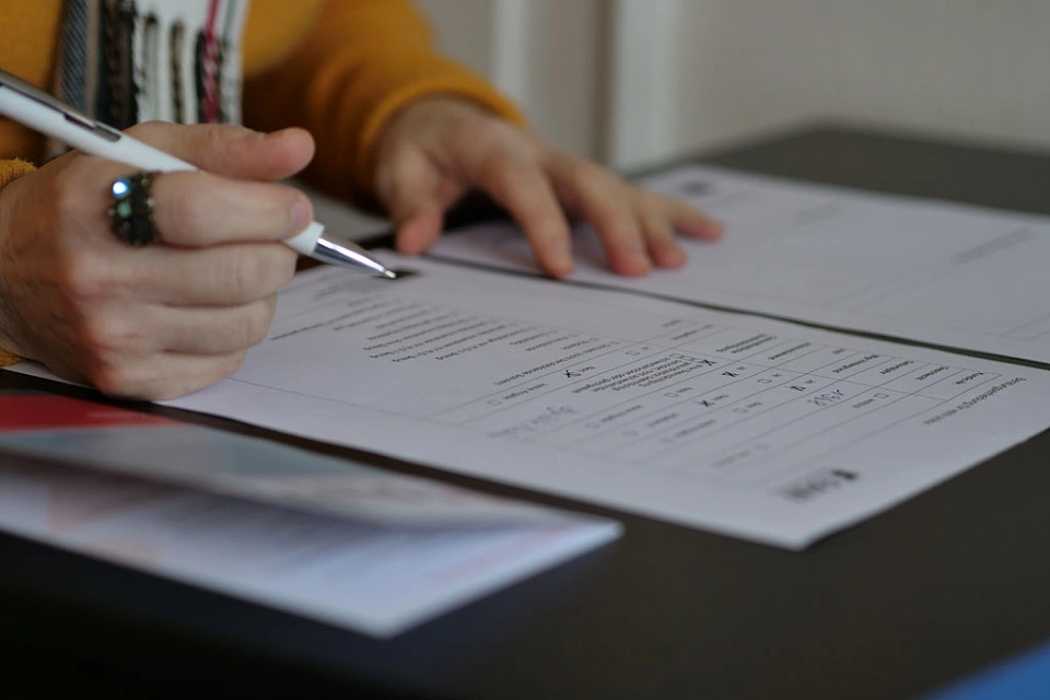 Unterlagen werden ausgef&uuml;llt