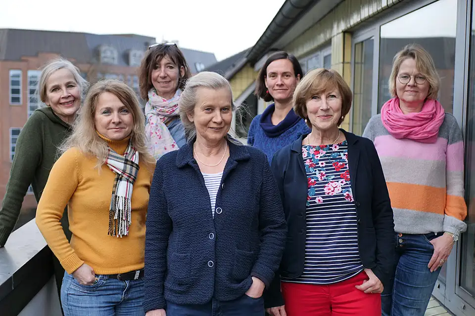 Grupenbild der barater*innen hintereinander in zwei reihen