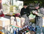 Zwei Personen hinter dem Markstand