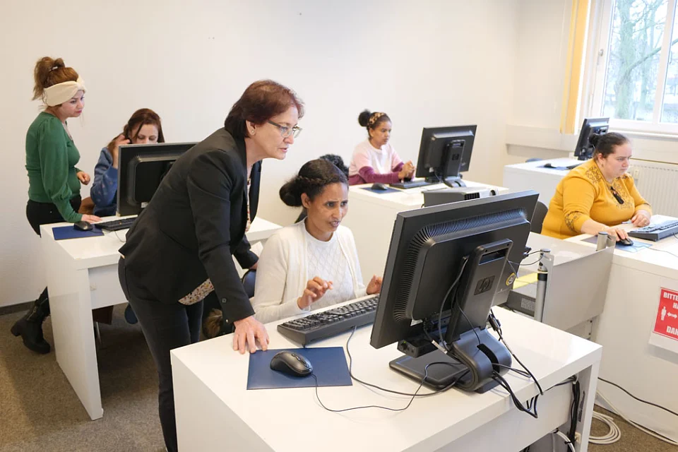 Teilnehmende arbeiten am PC