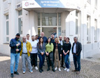 Gruppenbild vor der Beratungsstelle in Vegesack 
˜ Bildnachweis: © eventfive GmbH