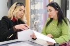 Zwei weibliche Personen gehen gemeinsam Unterlagen durch 
&tilde; Bildnachweis: © eventfive GmbH