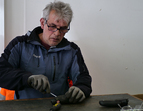 Person löst etwas mit einem Schraubenzieher 
˜ Bildnachweis: eventfive GmbH, Indra Zilm