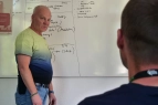 Coach steht vor dem Whiteboard 
&tilde; Bildnachweis: eventfive GmbH, Indra Zilm