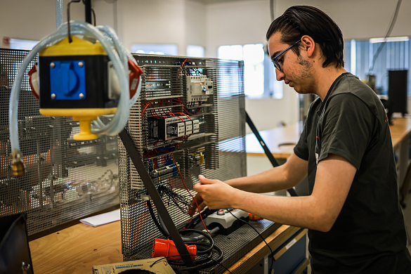 Auszubildende des Projekts Ausbildung PLUS im Seestadtverbund stellen ihre Arbeitsbereiche vor.