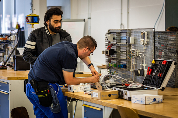 Auszubildende des Projekts Ausbildung PLUS im Seestadtverbund stellen ihre Arbeitsbereiche vor.