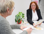 Zwei Beraterinnen vom ZIBnet an einem runden Tisch im Gespräch 
˜ Bildnachweis: eventfive GmbH, Indra Zilm