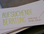 Flyer mit der Aufschrift: Aufsuchende Beratung. Erreiche deine Ziele. 
˜ Bildnachweis: eventfive GmbH, Indra Zilm