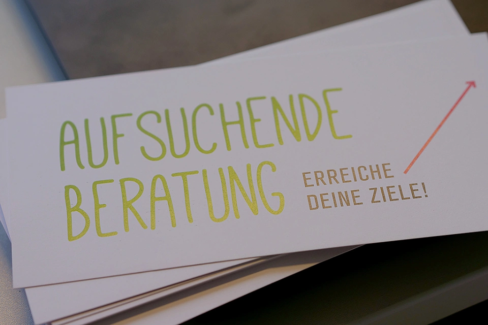 Flyer mit der Aufschrift: Aufsuchende Beratung. Erreiche deine Ziele.