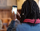 Teilnehmer fotografiert mit seinem Mobiltelefon im Rathaus. 
˜ Bildnachweis: eventfive GmbH, Indra Zilm