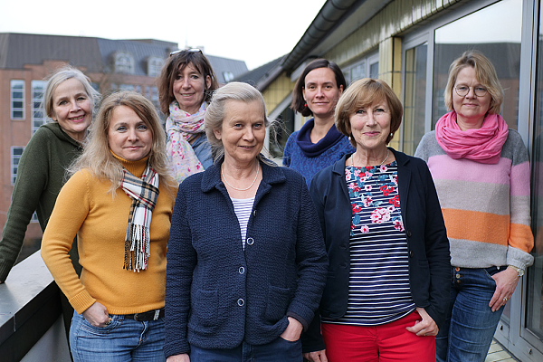 Team der FAW in zwei reihen hintereinander