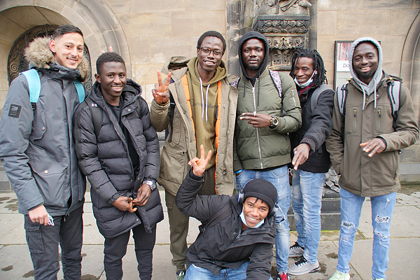 Teilnehmende besuchen das Rathaus Bremen