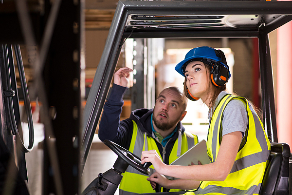 Weibliche Gabelstapler-Fahrer training