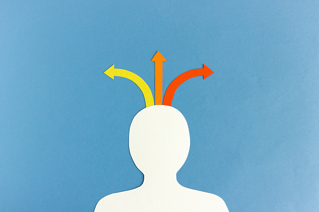 Oberkörper aus Papier aus dem Kopf kommen bunte Pfeile