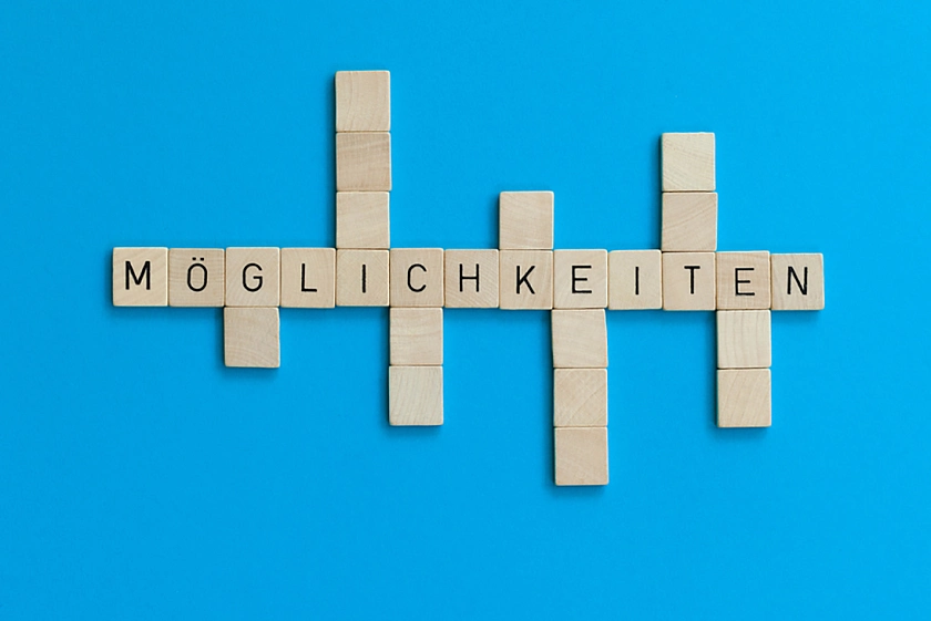 Gelbe Spielfigur auf blauen Untergrund: Pfeile gehen in verschiedene Richtungen.