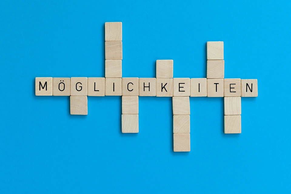 Gelbe Spielfigur auf blauen Untergrund: Pfeile gehen in verschiedene Richtungen.