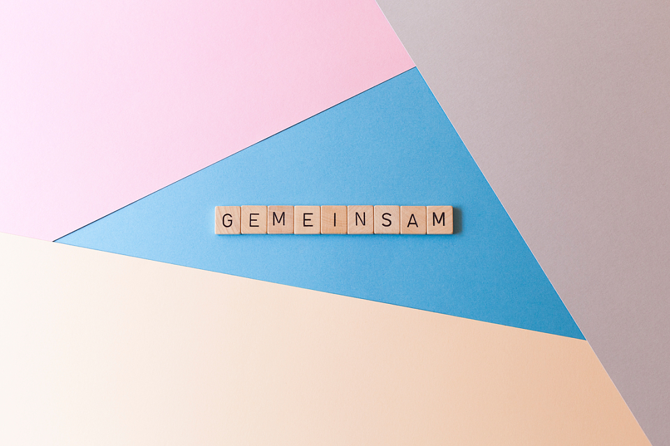 Das Wort gemeinsam aus einzelnen Buchstaben auf farbigen Untergrund.