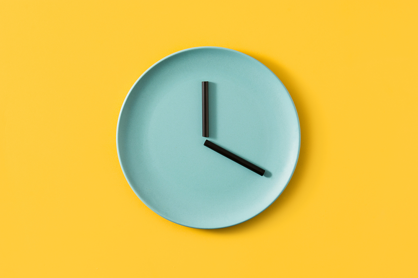 Uhr die kurz nach 12 anzeigt