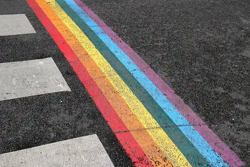 Zebrastreifen mit Regenbogenkreidebild daneben.